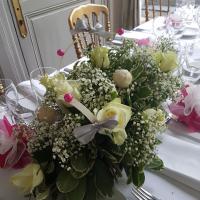 décor allongé de table chic et champêtre Mariage Hé fleur et moi fleuriste de Valenciennes